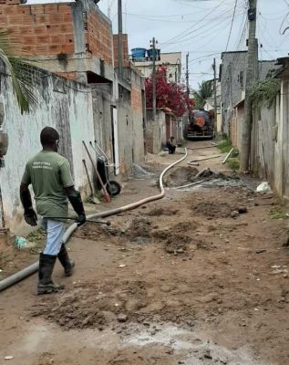 A rede de esgoto passou por limpeza para desobstrução, feita pela equipe de saneamento.