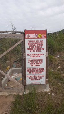 Placa orienta moradores sobre coleta de lixo