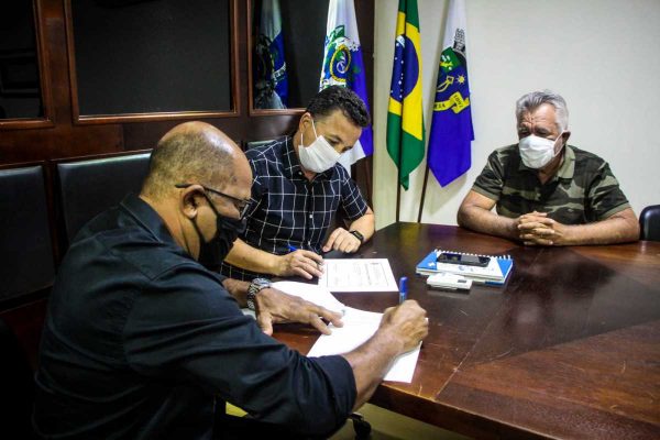 Prefeito Cláudio Chumbinho e Ubirajara Ramos assinam termo e certificado de posse do Conselho Tutelar