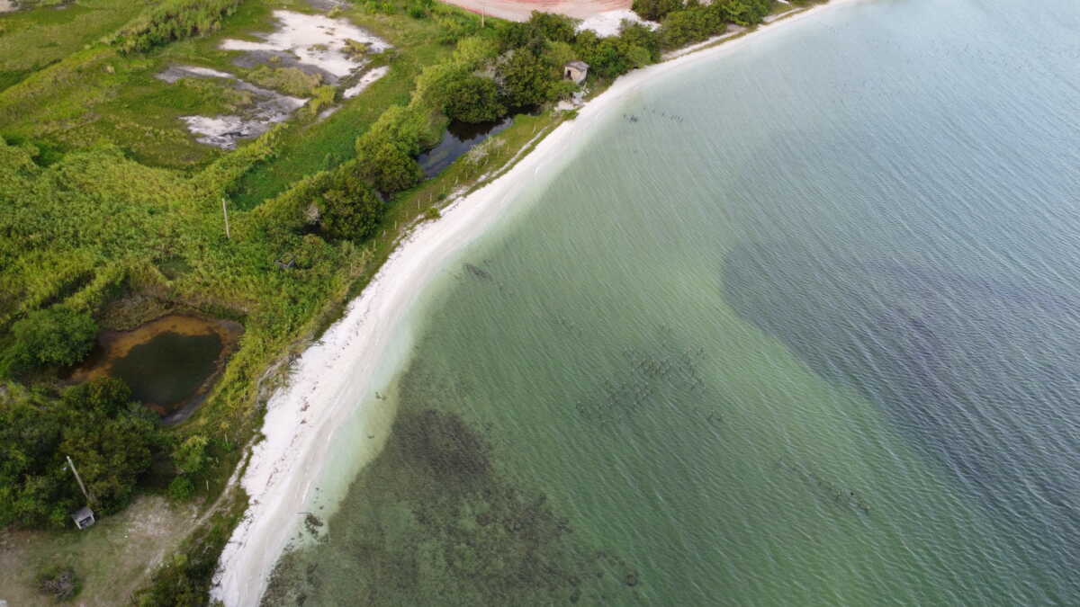 Praia das Pedras de Sapiatiba é aprovada para receber a Bandeira Azul