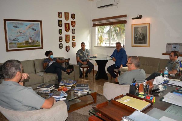 Autoridades da Prefeitura e da Marinha se reuniram para discutir parceria.