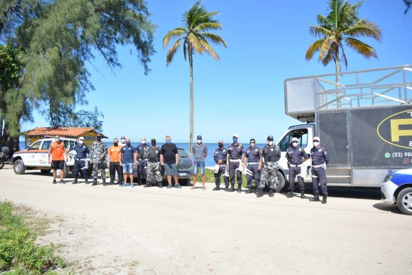 Equipes municipais participaram da ação na orla.