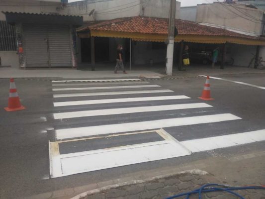 Prefeitura reforça pintura de faixas de pedestre.