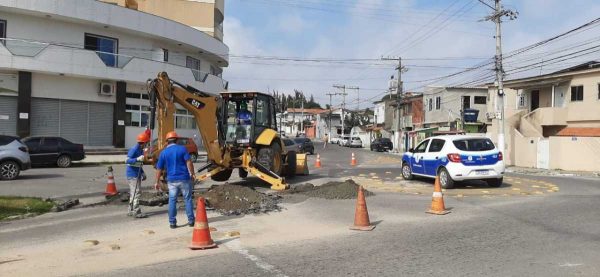 Intervenção de saneamento feita pela Prolagos no entroncamento das Ruas Francisco Santos Silva e Marques da Cruz, na Nova São Pedro