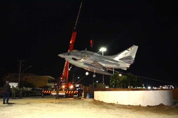 Uma operação especial foi realizada na madrugada do último dia 05 de agosto para instalar a aeronave militar