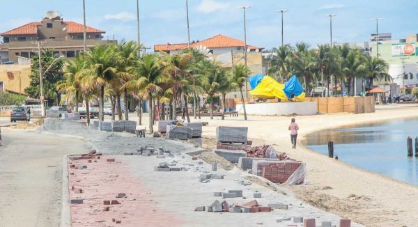 Aeronave militar ficará exposta permanentemente na orla da Praia do Centro, que está sendo revitalizada