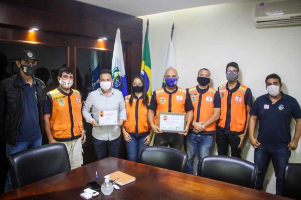 O prefeito Cláudio Chumbinho recebeu parte da equipe da Defesa Civil para parabenizá-los 
