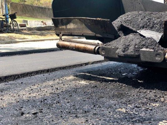 Pavimentação é feita com asfalto quente, para maior durabilidade