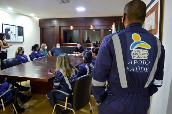 Profissionais, que atuam com auxílio de ambulância, participam de reunião no gabinete do prefeito
