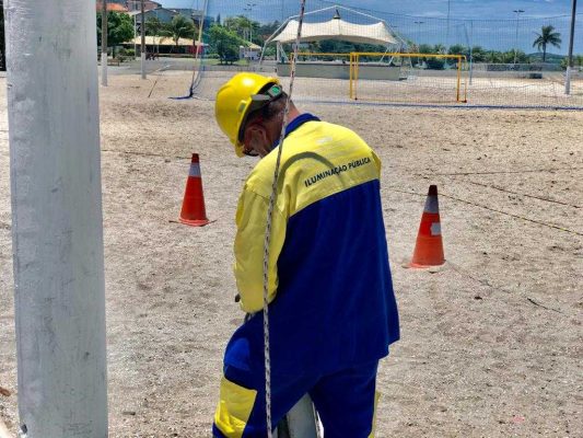 Equipe trabalha na Orla Atlântica nesta terça-feira (29/12)