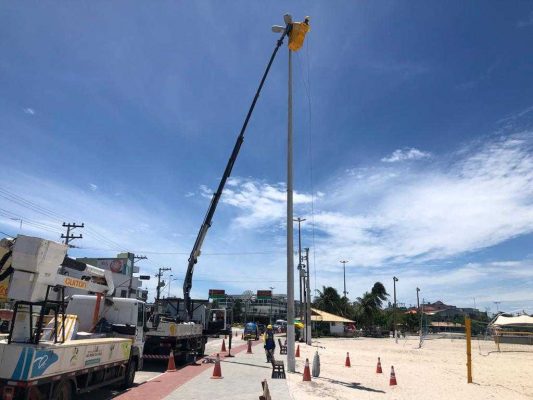 Equipe trabalha na Orla Atlântica com o apoio de maquinário adequado