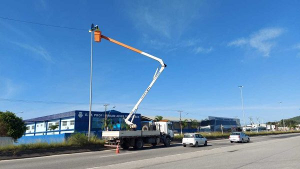 São Pedro da Aldeia recebe manutenção de lâmpadas na rodovia RJ-140 - Foto Robson Cruz