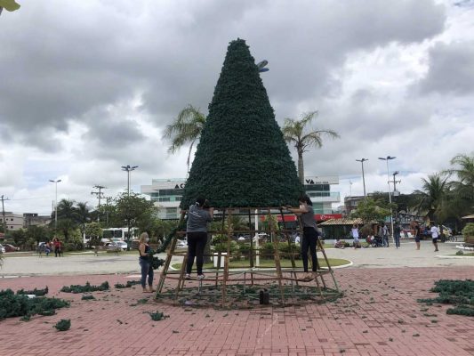 Secretaria de Cultura inicia instalação da árvore de Natal na Praça  Hermógenes Freire da Costa - Prefeitura de São Pedro da Aldeia