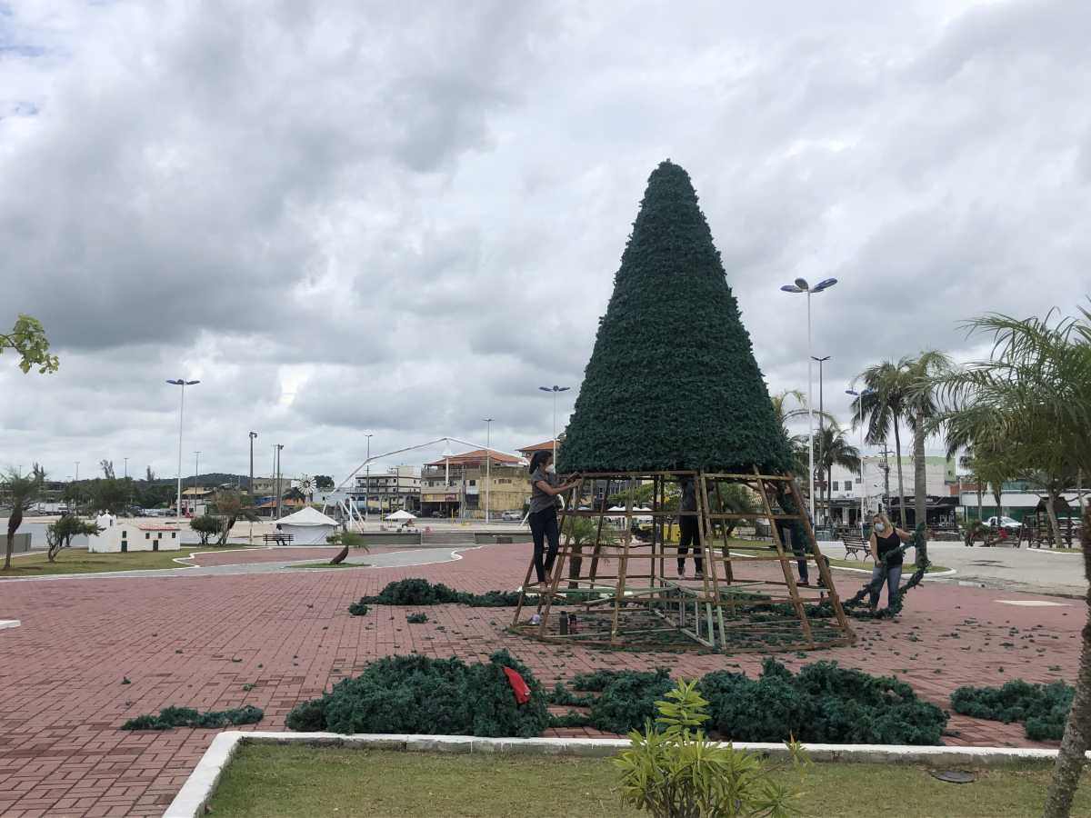 Secretaria de Cultura inicia instalação da árvore de Natal na Praça  Hermógenes Freire da Costa - Prefeitura de São Pedro da Aldeia