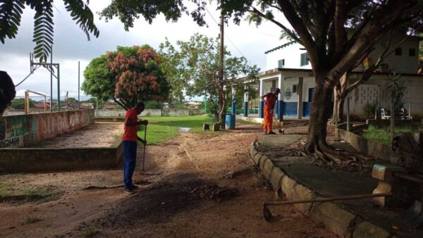 Equipe de limpeza trabalhando no Campo do Cancela