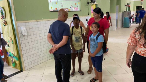 Prefeito Fábio do Pastel visita escola da Cruz para implantação da horta agroecológica
