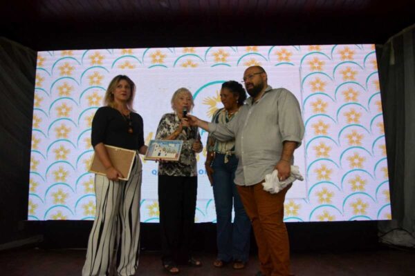 A artesã Neusa Correia recebe seu prêmio na categoria "Artesanato Tradicional"