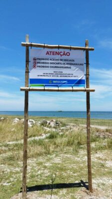 Placa instalada na Ilha do Boi informa as proibições do local.