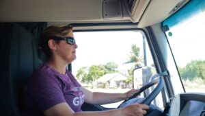 Primeira mulher a assumir o cargo de motorista de um veículo pesado da Prefeitura de São Pedro da Aldeia.