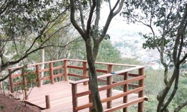 O trabalho no Parque Natural envolveu a instalação de 10 metros de guarda-corpo todo em madeira, mantendo o ar rústico do local | Fotos: SEMMAP/Divulgação