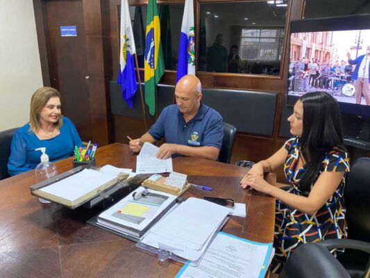 Prefeito Fábio do pastel com as secretáriasde Educação, Sheila Atalla, e de Administração, Roberta Magalhães, oficializa concurso público.