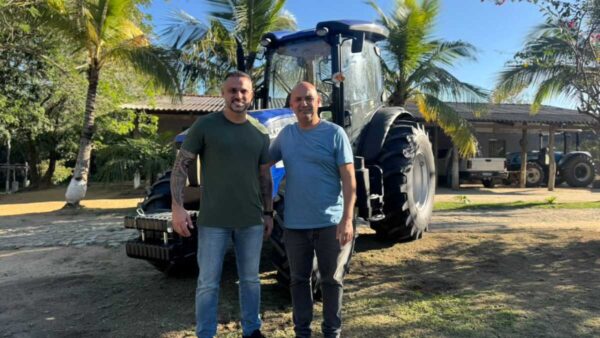 Prefeito Fábio do Pastel e o secretário municipal de Agricultura, Abastecimento e Trabalho, Thiago Ribeiro, durante o recebimento do novo trator agrícola.
